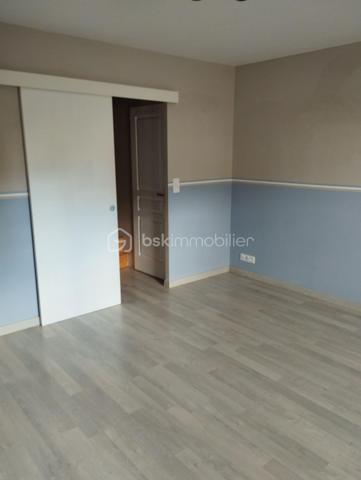 BSK IMMOBILIER est heureux de vous présenter cette maison rénovée avec de beaux volumes située à quelques kilomètres d'Argentan dans une commune recherchée entre Argentan et Falaise.
En rez-de-chaussée, vous pourrez découvrir une belle cuisine aménagée et équipée ouverte sur le séjour, un cellier-buanderie avec accès cave, un salon, un WC indépendant.
Au premier étage quatre belles chambres, une salle d'eau récemment rénovée avec goût, et une salle de bain avec WC.
Au deuxième étage vous retrouverez deux pièces dans lesquelles le chauffage est arrivé pour agrandir la maison si vous en éprouvez le désir.
A l'extérieur, la maison vous propose un bel espace engazonné et entièrement clôturé avec un garage.
Huisseries en double vitrage, volets roulants électriques et chauffage par pompe à chaleur pour votre confort.
Vous voulez plus de renseignements ou visiter, appelez-moi !!!