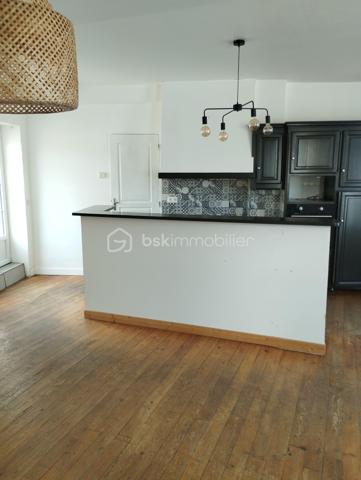 BSK IMMOBILIER est heureux de vous présenter cette maison rénovée avec de beaux volumes située à quelques kilomètres d'Argentan dans une commune recherchée entre Argentan et Falaise.
En rez-de-chaussée, vous pourrez découvrir une belle cuisine aménagée et équipée ouverte sur le séjour, un cellier-buanderie avec accès cave, un salon, un WC indépendant.
Au premier étage quatre belles chambres, une salle d'eau récemment rénovée avec goût, et une salle de bain avec WC.
Au deuxième étage vous retrouverez deux pièces dans lesquelles le chauffage est arrivé pour agrandir la maison si vous en éprouvez le désir.
A l'extérieur, la maison vous propose un bel espace engazonné et entièrement clôturé avec un garage.
Huisseries en double vitrage, volets roulants électriques et chauffage par pompe à chaleur pour votre confort.
Vous voulez plus de renseignements ou visiter, appelez-moi !!!
