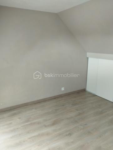 BSK IMMOBILIER est heureux de vous présenter cette maison rénovée avec de beaux volumes située à quelques kilomètres d'Argentan dans une commune recherchée entre Argentan et Falaise.
En rez-de-chaussée, vous pourrez découvrir une belle cuisine aménagée et équipée ouverte sur le séjour, un cellier-buanderie avec accès cave, un salon, un WC indépendant.
Au premier étage quatre belles chambres, une salle d'eau récemment rénovée avec goût, et une salle de bain avec WC.
Au deuxième étage vous retrouverez deux pièces dans lesquelles le chauffage est arrivé pour agrandir la maison si vous en éprouvez le désir.
A l'extérieur, la maison vous propose un bel espace engazonné et entièrement clôturé avec un garage.
Huisseries en double vitrage, volets roulants électriques et chauffage par pompe à chaleur pour votre confort.
Vous voulez plus de renseignements ou visiter, appelez-moi !!!