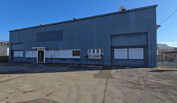 LONS ZI . Local activité 400 m2 avec bureaux sur terrain privé 780 m2