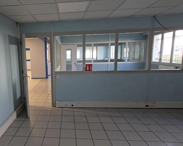 LONS ZI . Local activité 400 m2 avec bureaux sur terrain privé 780 m2