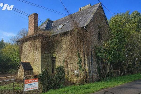 Bâtiment en pierres à rénover intégralement sur deux niveaux plus grenier.
Terrain de 1030 m².
