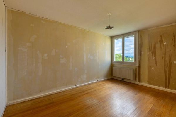Appartement T4 avec balcon de 77 m2 en vente à Irigny - Idéal pour primo-accédant ou investisseurs.