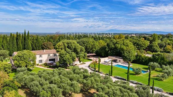 Mas contemporain avec piscine et champ de plus de 60 oliviers à Saint-Rémy-de-Provence