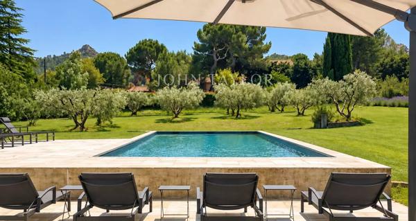 Mas contemporain avec piscine et champ de plus de 60 oliviers à Saint-Rémy-de-Provence