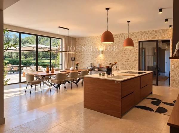 Mas contemporain avec piscine et champ de plus de 60 oliviers à Saint-Rémy-de-Provence