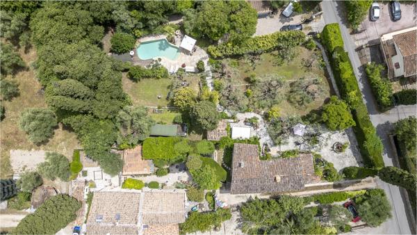 Mas de caractère du XVIIIe siècle,  rénové, niché dans un écrin de verdure de 2277 m² soigneusement paysagé et parsemé d'oliviers centenaires.