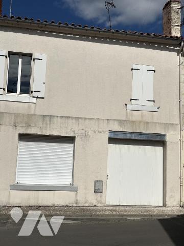 MAISON D'HABITATION EN CENTRE VILLE AVEC GARAGE ET JARDIN