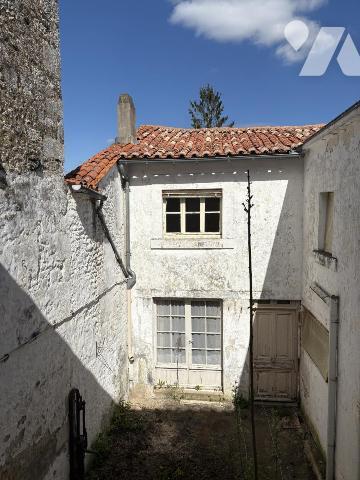 MAISON D'HABITATION EN CENTRE VILLE AVEC GARAGE ET JARDIN