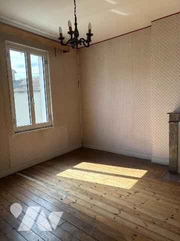 MAISON D'HABITATION EN CENTRE VILLE AVEC GARAGE ET JARDIN