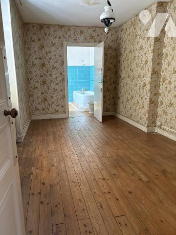 MAISON D'HABITATION EN CENTRE VILLE AVEC GARAGE ET JARDIN