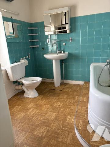 MAISON D'HABITATION EN CENTRE VILLE AVEC GARAGE ET JARDIN