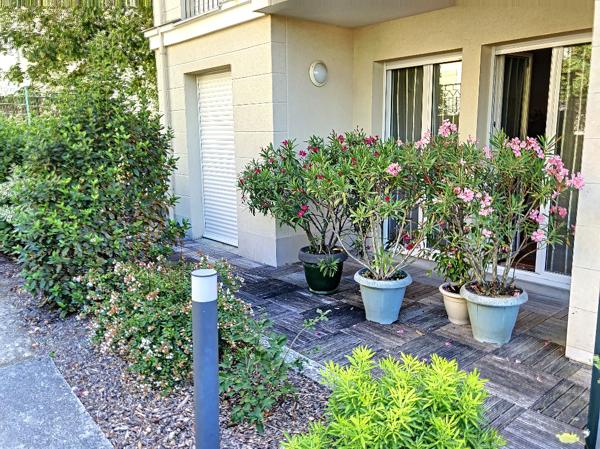 A vendre Angers Saint Jacques,environnement calme, type 4, rez-de-chaussée, deux chambres avec terrasse, salon séjour avec une seconde terrassse, cuisine indépendante aménagée éuqipée, chauffage individuel, garage fermé en sous-sol.