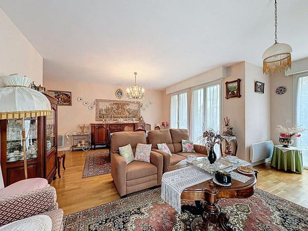 A vendre Angers Saint Jacques,environnement calme, type 4, rez-de-chaussée, deux chambres avec terrasse, salon séjour avec une seconde terrassse, cuisine indépendante aménagée éuqipée, chauffage individuel, garage fermé en sous-sol.