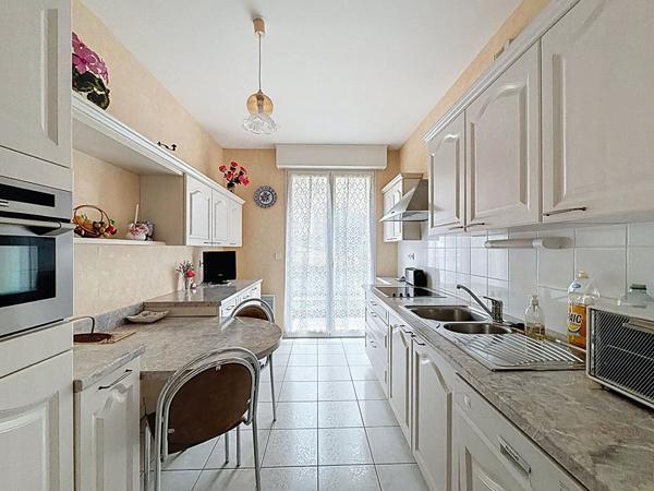 A vendre Angers Saint Jacques,environnement calme, type 4, rez-de-chaussée, deux chambres avec terrasse, salon séjour avec une seconde terrassse, cuisine indépendante aménagée éuqipée, chauffage individuel, garage fermé en sous-sol.
