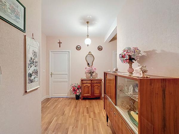A vendre Angers Saint Jacques,environnement calme, type 4, rez-de-chaussée, deux chambres avec terrasse, salon séjour avec une seconde terrassse, cuisine indépendante aménagée éuqipée, chauffage individuel, garage fermé en sous-sol.