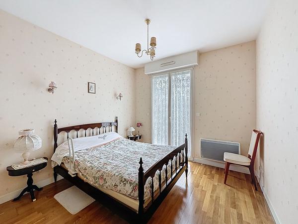 A vendre Angers Saint Jacques,environnement calme, type 4, rez-de-chaussée, deux chambres avec terrasse, salon séjour avec une seconde terrassse, cuisine indépendante aménagée éuqipée, chauffage individuel, garage fermé en sous-sol.