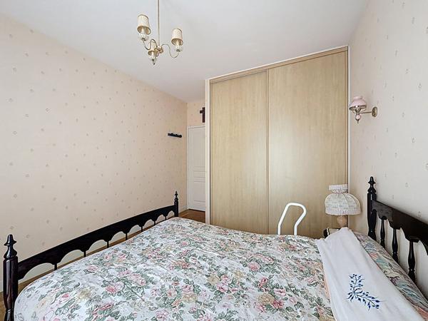 A vendre Angers Saint Jacques,environnement calme, type 4, rez-de-chaussée, deux chambres avec terrasse, salon séjour avec une seconde terrassse, cuisine indépendante aménagée éuqipée, chauffage individuel, garage fermé en sous-sol.