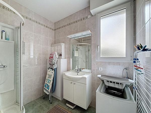 A vendre Angers Saint Jacques,environnement calme, type 4, rez-de-chaussée, deux chambres avec terrasse, salon séjour avec une seconde terrassse, cuisine indépendante aménagée éuqipée, chauffage individuel, garage fermé en sous-sol.