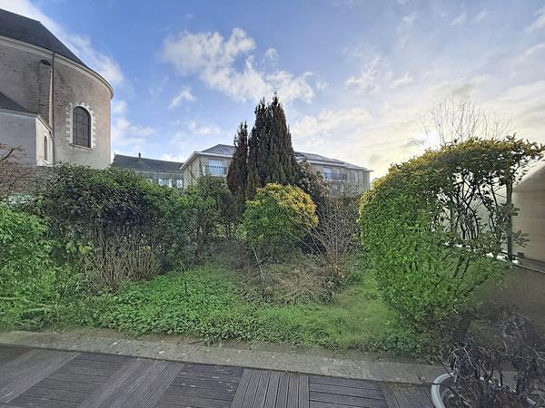 A vendre Angers Saint Jacques,environnement calme, type 4, rez-de-chaussée, deux chambres avec terrasse, salon séjour avec une seconde terrassse, cuisine indépendante aménagée éuqipée, chauffage individuel, garage fermé en sous-sol.