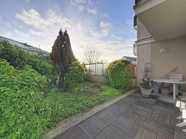 A vendre Angers Saint Jacques,environnement calme, type 4, rez-de-chaussée, deux chambres avec terrasse, salon séjour avec une seconde terrassse, cuisine indépendante aménagée éuqipée, chauffage individuel, garage fermé en sous-sol.