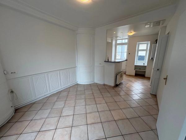 Location                                                      Appartement
                        
                     3 pièces                      48 m2                     à Houdan
