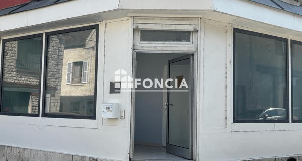 Location Local commercial 2 pièces 35 m² - Château-landon 77570