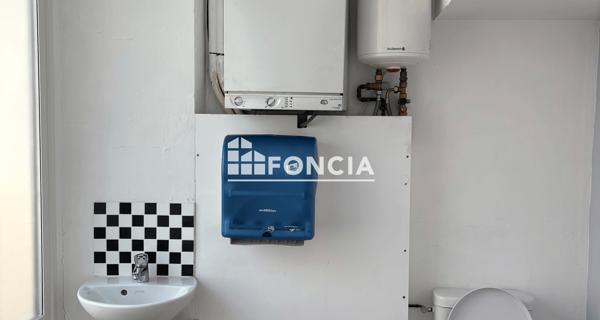 Location Local commercial 2 pièces 35 m² - Château-landon 77570