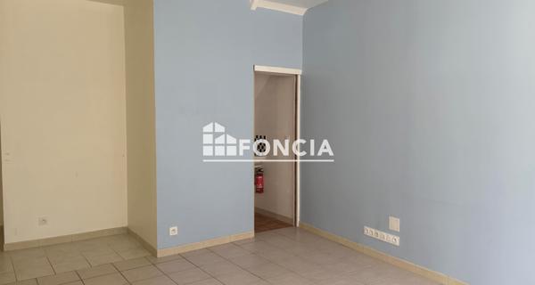 Location Local commercial 2 pièces 35 m² - Château-landon 77570