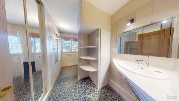 Une Adresse de Préstige et un bien unique s'offre à vous.