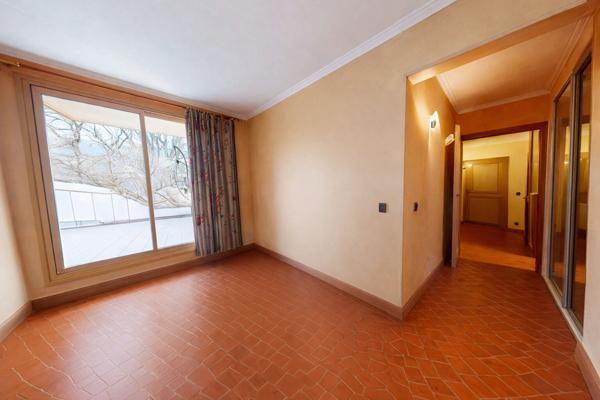 Une Adresse de Préstige et un bien unique s'offre à vous.