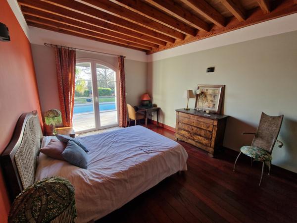 Maison
                                                                                                                                                                                                                                                                                                                        6 pièce(s)                                                                                                                                                                                                          4 chambre(s)                                                                                                                                                                                                          265  m²
