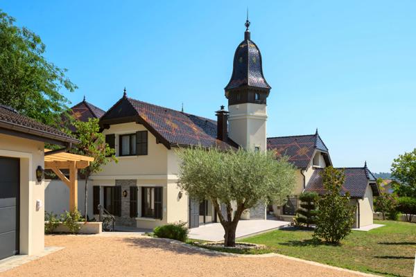 VERNAISON - Maison de 190 m² - 4 chambres - terrain plat et piscinable de 752 m² avec spa