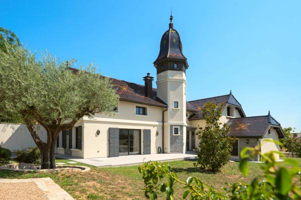 VERNAISON - Maison de 190 m² - 4 chambres - terrain plat et piscinable de 752 m² avec spa