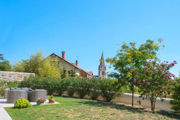 VERNAISON - Maison de 190 m² - 4 chambres - terrain plat et piscinable de 752 m² avec spa