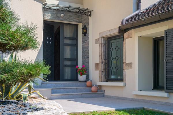 VERNAISON - Maison de 190 m² - 4 chambres - terrain plat et piscinable de 752 m² avec spa