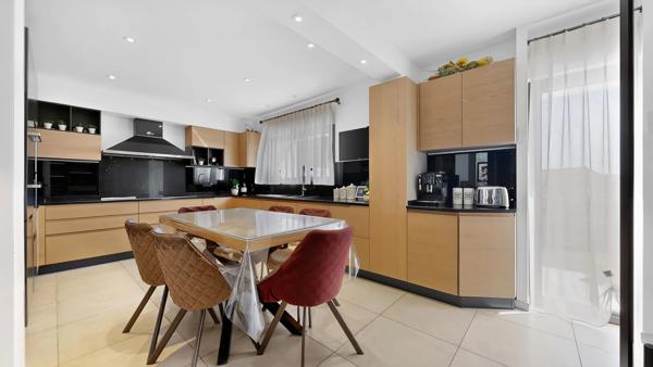 VERNAISON - Maison de 190 m² - 4 chambres - terrain plat et piscinable de 752 m² avec spa