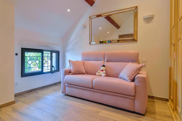 VERNAISON - Maison de 190 m² - 4 chambres - terrain plat et piscinable de 752 m² avec spa