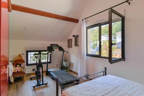 VERNAISON - Maison de 190 m² - 4 chambres - terrain plat et piscinable de 752 m² avec spa