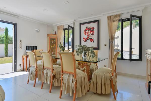 VERNAISON - Maison de 190 m² - 4 chambres - terrain plat et piscinable de 752 m² avec spa