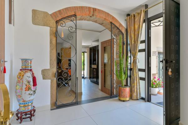 VERNAISON - Maison de 190 m² - 4 chambres - terrain plat et piscinable de 752 m² avec spa