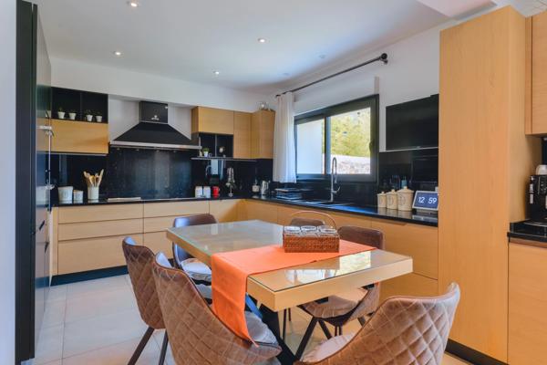 VERNAISON - Maison de 190 m² - 4 chambres - terrain plat et piscinable de 752 m² avec spa