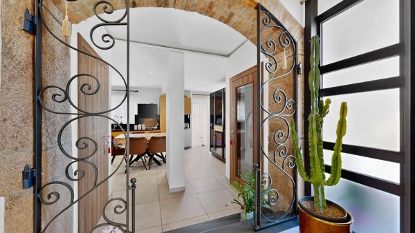 VERNAISON - Maison de 190 m² - 4 chambres - terrain plat et piscinable de 752 m² avec spa