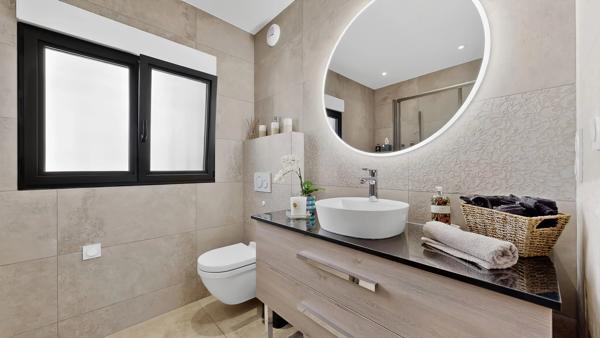 VERNAISON - Maison de 190 m² - 4 chambres - terrain plat et piscinable de 752 m² avec spa