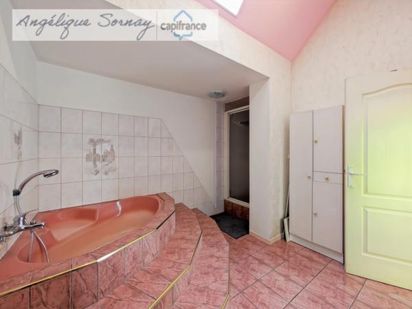 Maison familiale 210 m² avec extension récente, terrain clos et confort moderne – Un bien rare à visiter !