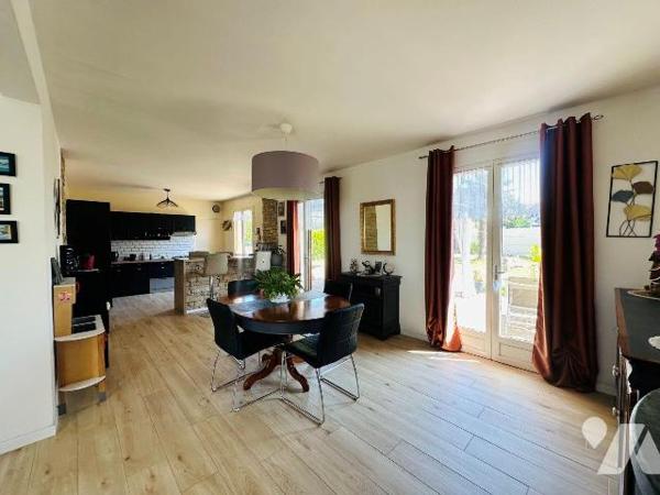 Maison à vendre à Perros-Guirec de 125 m² offre un cadre de vie agréable, au calme et à proximi...