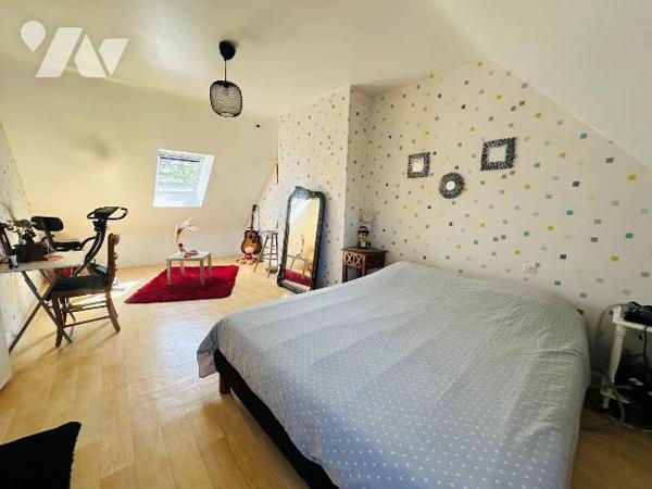 Maison à vendre à Perros-Guirec de 125 m² offre un cadre de vie agréable, au calme et à proximi...
