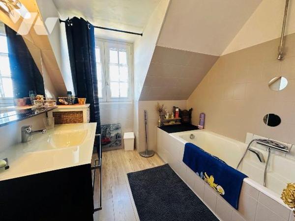 Maison à vendre à Perros-Guirec de 125 m² offre un cadre de vie agréable, au calme et à proximi...