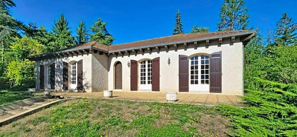 Maison traditionnelle de plain pied, sur sous-sol complet, terrain de 5061 m²