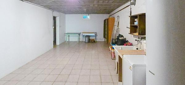 Maison traditionnelle de plain pied, sur sous-sol complet, terrain de 5061 m²